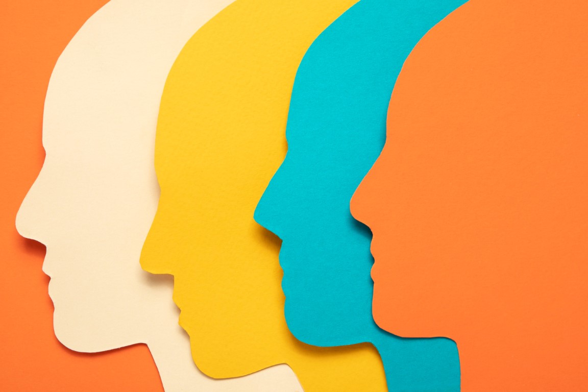 Différentes personnalités représentées par des têtes